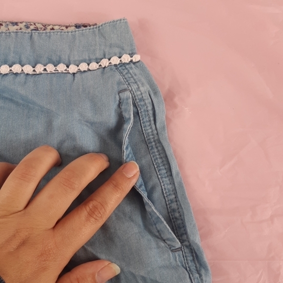 Jean shorts lightweight light blue denim white lace trim accents womans size 10 - Picture 8 of 16